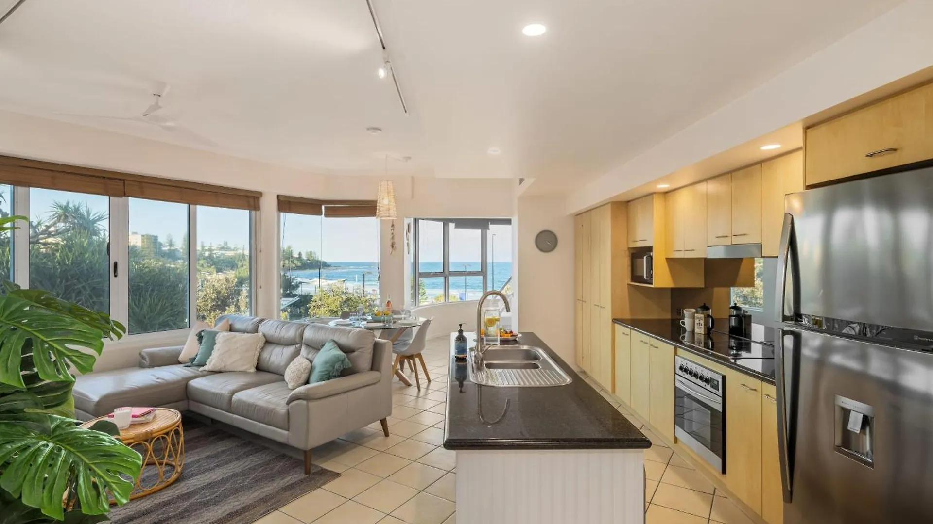 Oceanfront Views At Rolling Surf Resort Caloundra Apartment