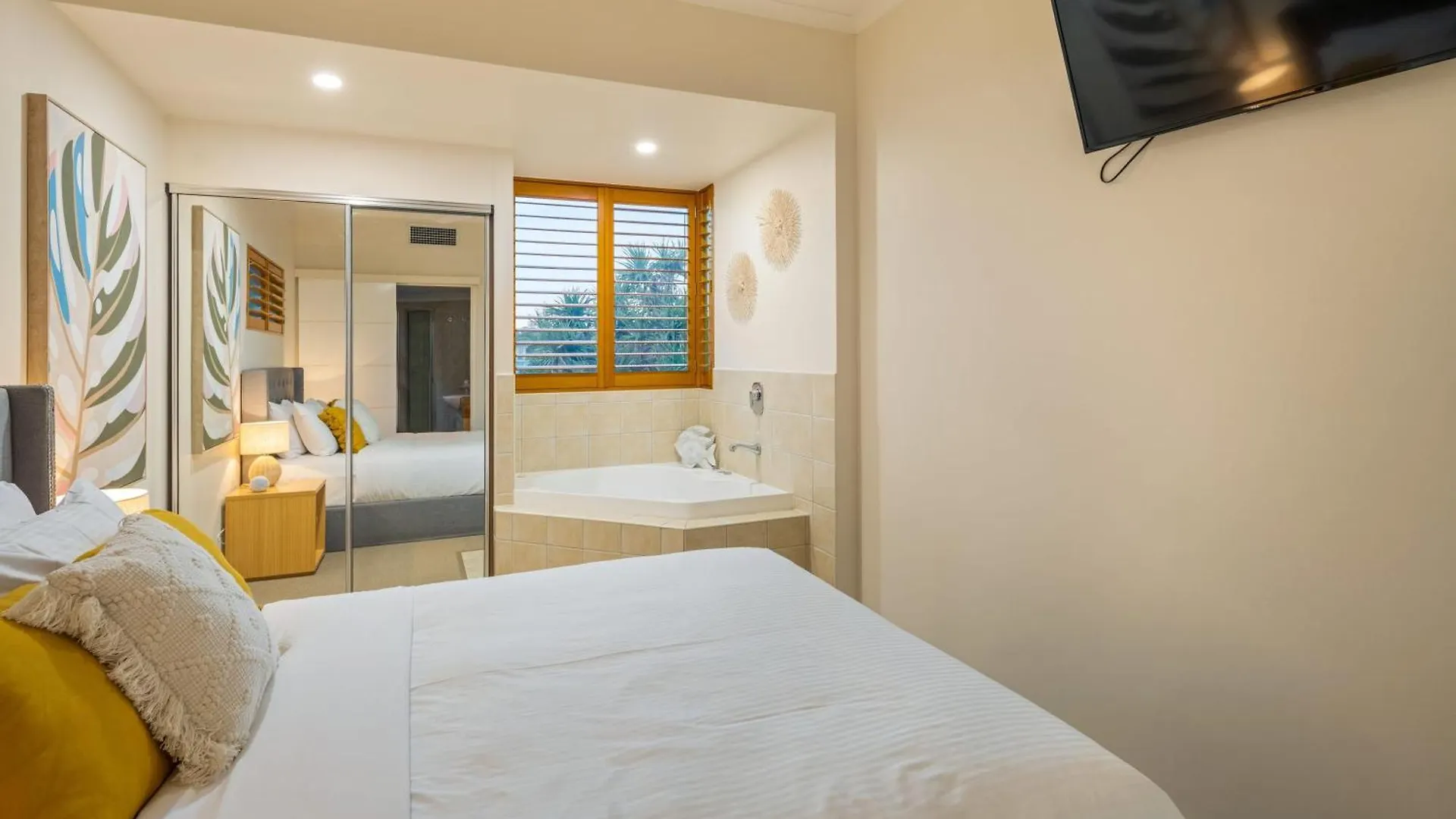 Oceanfront Views At Rolling Surf Resort Caloundra