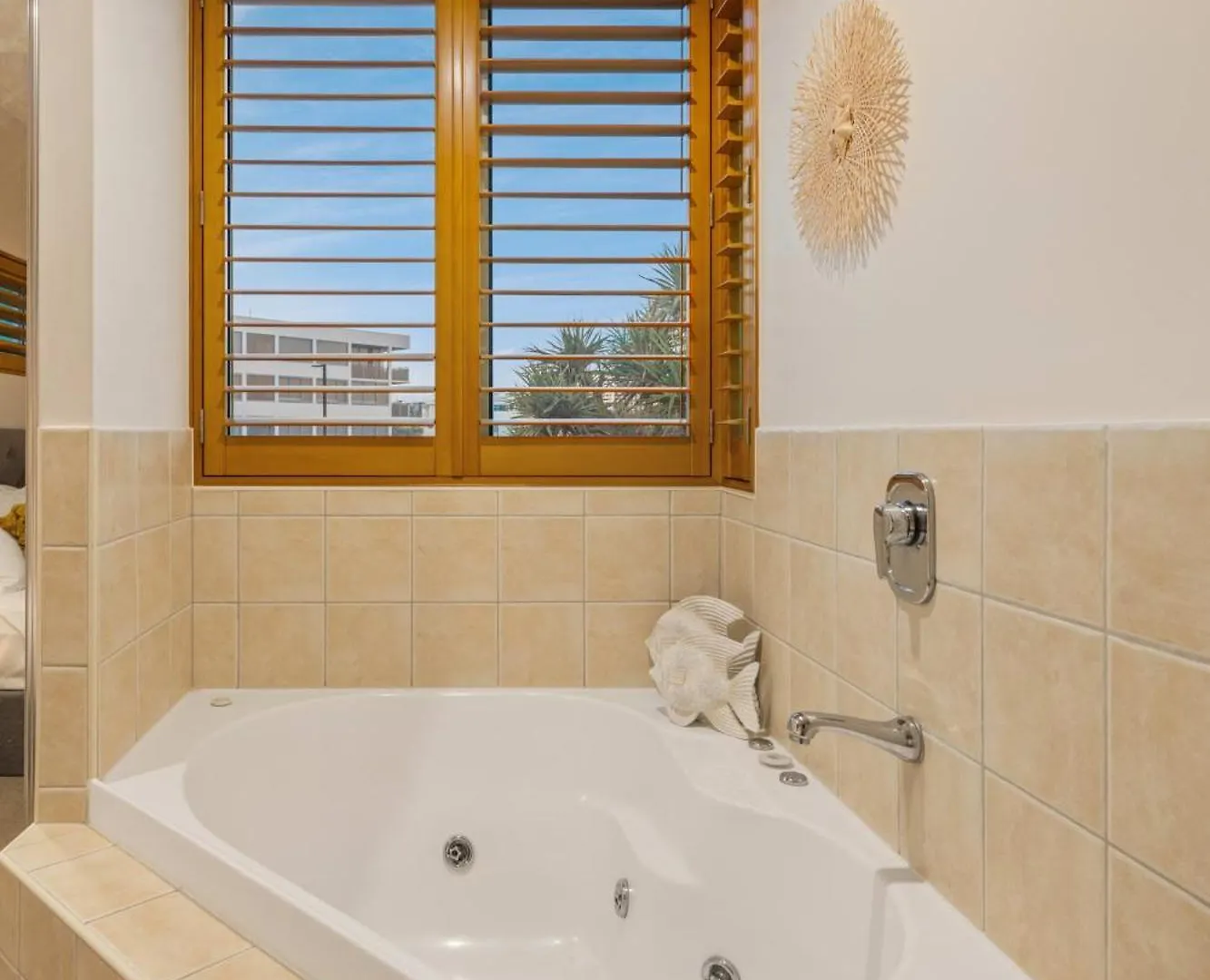 Oceanfront Views At Rolling Surf Resort Caloundra